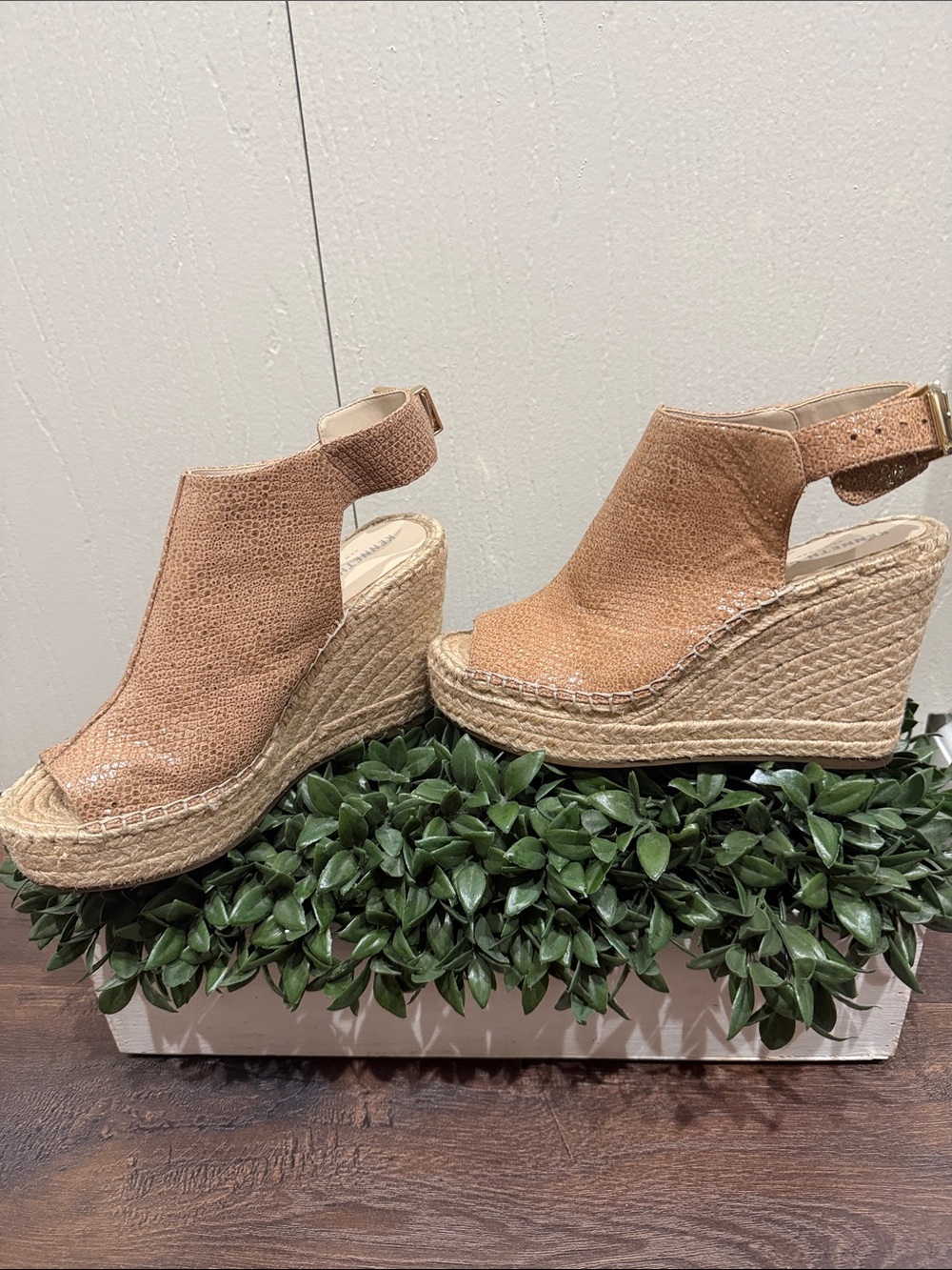 Kenneth Cole New York
Olivia Wedge Espadrille Sandals Size 7.5 NWOT